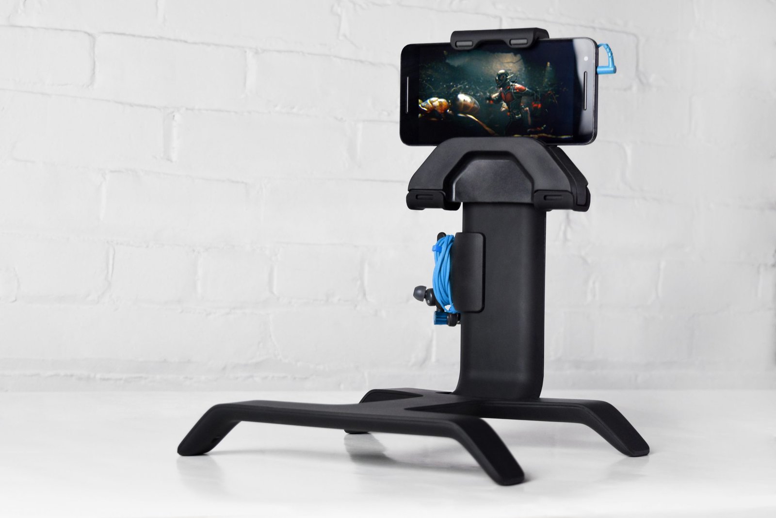 tstand iphone holder with earphones